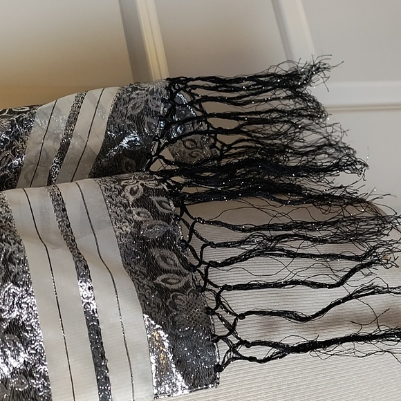 Silver thread and Silk scarf - Picture 4 of 9